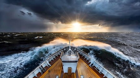 Barco navegando al amanecer