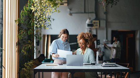 duas- pessoas-a-colaborar